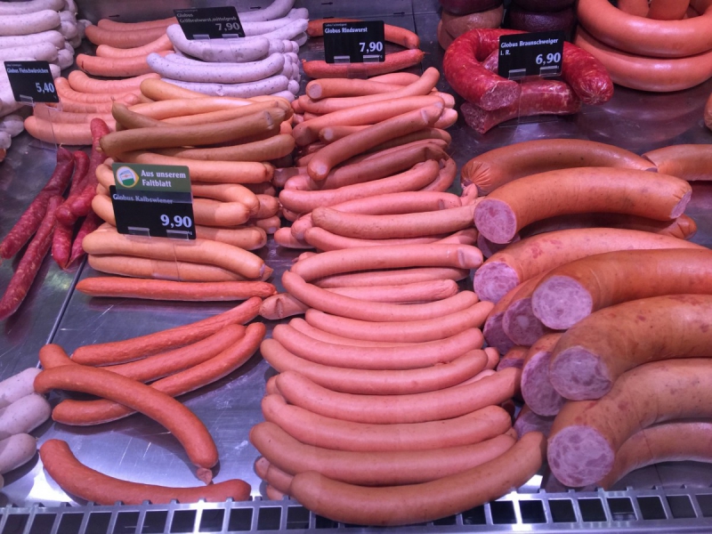 charcuterie-BAUDINARD SUR VERDON-min_sausages_meat_butchery-1069321